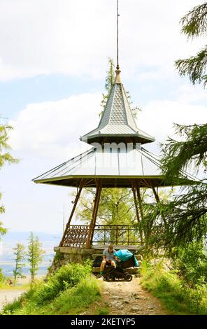 In der Nähe der Endhaltestelle der Seilbahn nach Hrebienok befindet sich eine Aussichtsplattform mit einer schönen Aussicht auf Stary Smokovec und seine Umgebung. (CTK Pho Stockfoto