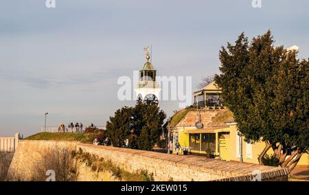 Blick auf das alte Gebäude, die Festung Petrovaradin. Blick auf die große alte Uhr auf der Festung Petrovaradin. Stockfoto