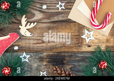 Holzweihnachtshintergrund mit Dekordetails, flaches Lay. Stockfoto