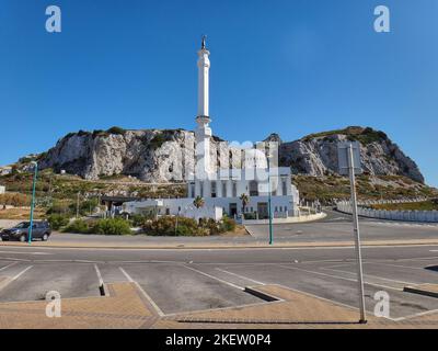 Gibraltar, Vereinigtes Königreich - 06 08 2014: Moschee am Europa Point vor dem berühmten Felsen von Gibraltar im britischen Hoheitsgebiet in Spanien Stockfoto