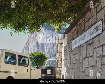 Gibraltar, Vereinigtes Königreich - 06 08 2014: Straßenschild der winston churchill Avenue mit dem Felsen von Gibraltar im Hintergrund Stockfoto