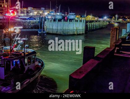 Fischertrawler, der nachts zum Hafen zurückkehrt. Nachtaufnahme. West Bay, Dorset. Angelfang. Stockfoto