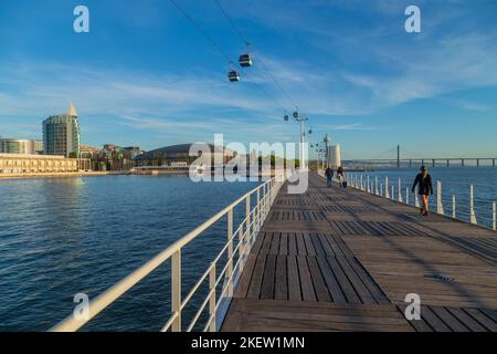 Lissabon, Portugal - 10. Oktober 2022: Vasco da Gama Tower, das Myriad Hotel und die Vasco da Gama Brücke im Park der Nationen. Stockfoto