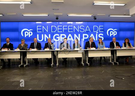 Madrid, Spanien. 14.. November 2022. Madrid, Spanien; 14.11.2022.- der Präsident der Volkspartei, Alberto Núñez Feijóo, stellt im Nationalen Exekutivkomitee der PP die Präsidentin der Gemeinde Madrid, Isabel Ayuso, vor. Quelle: Juan Carlos Rojas/dpa/Alamy Live News Stockfoto