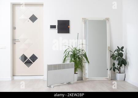 Elektrische mobile Heizung auf dem Boden zu Hause Stockfoto