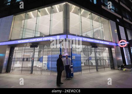 Heute findet der TFL Tube Strike statt. Die Tottenham Court Road Station ist heute Morgen geschlossen. Aufnahme am 10.. November 2022. © Belinda Jiao jiao Stockfoto