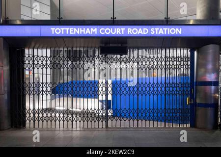 Heute findet der TFL Tube Strike statt. Die Tottenham Court Road Station ist heute Morgen geschlossen. Aufnahme am 10.. November 2022. © Belinda Jiao jiao Stockfoto