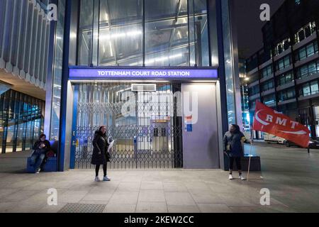 Heute findet der TFL Tube Strike statt. Die Tottenham Court Road Station ist heute Morgen geschlossen. Aufnahme am 10.. November 2022. © Belinda Jiao jiao Stockfoto