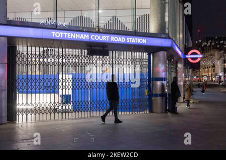 Heute findet der TFL Tube Strike statt. Die Tottenham Court Road Station ist heute Morgen geschlossen. Aufnahme am 10.. November 2022. © Belinda Jiao jiao Stockfoto