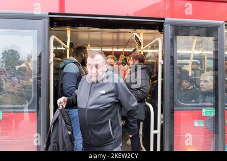 Heute findet der TFL Tube Strike statt. Abbildung: Passagier verlässt einen vollgestopften Bus in London Victoria. Aufnahme am 10.. November 2022. © Belinda Jiao jiao. Stockfoto