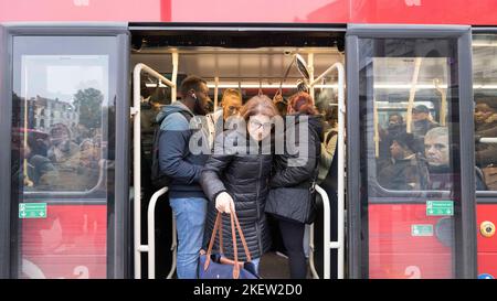 Heute findet der TFL Tube Strike statt. Abbildung: Passagier verlässt einen vollgestopften Bus in London Victoria. Aufnahme am 10.. November 2022. © Belinda Jiao jiao. Stockfoto