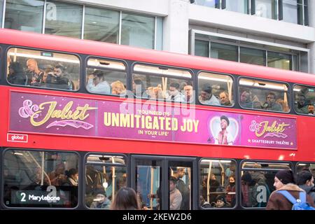 Heute findet der TFL Tube Strike statt. Abbildung: Ein vollgestopfter Bus verlässt London Victoria. Aufnahme am 10.. November 2022. © Belinda Jiao jiao.bilin@gmail. Stockfoto