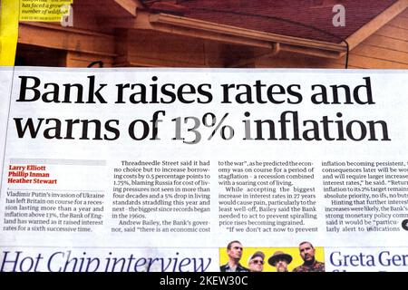 „Die Bank erhöht die Zinsen und warnt vor einer Inflation von 13 %“, titelt der Artikel der Zeitung Guardian am 5. August 2022 in London, England, Großbritannien Stockfoto