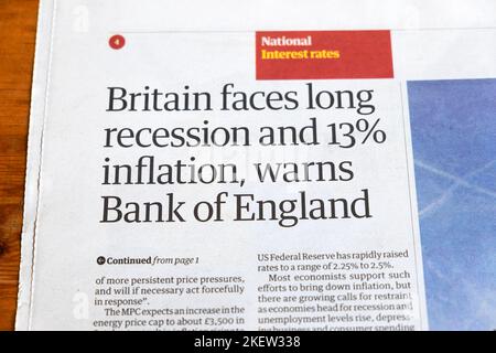 „Großbritannien steht vor einer langen Rezession und einer Inflation von 13 %, warnt die Bank of England“, titelt die Zeitung Guardian, Artikel über die Zinssätze in Großbritannien, Zeitung Guardian, 2022 Stockfoto