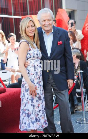 Hollywood, USA. 22.. Februar 2012. Jennifer Aniston und John Aniston. 22. Februar 2012, Hollywood, Kalifornien. Jennifer Aniston wird auf dem Hollywood Walk of Fame mit Star geehrt. Foto: Giulio Marcocchi/Sipa USA. Quelle: SIPA USA/Alamy Live News Stockfoto