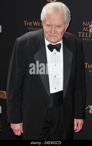 Los Angeles, USA. 01.. Mai 2016. John Aniston kommt bei den Annual Daytime Emmy Awards 43. an, die am Sonntag, den 1. Mai 2016, im Westin Bonaventure Hotel and Suites in Los Angeles, CA, verliehen werden. (Foto: Sthanlee B. Mirador) *** Bitte nutzen Sie die Gutschrift aus dem Credit Field *** Credit: SIPA USA/Alamy Live News Stockfoto