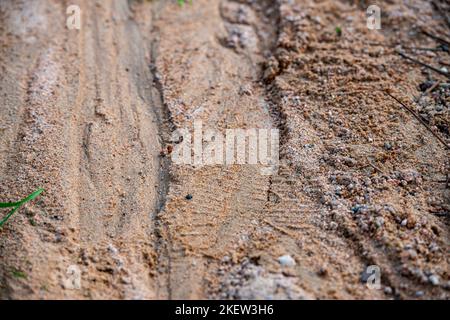 Sandkies mit Regenwasserabflussspuren. Stockfoto