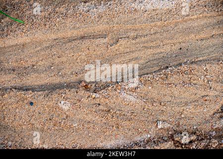 Sandkies mit Regenwasserabflussspuren. Stockfoto