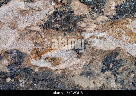 Sandkies mit Regenwasserabflussspuren. Stockfoto