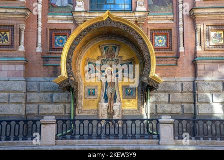 ST. PETERSBURG, RUSSLAND - 03. APRIL 2022: Fragment eines Mosaiks mit der Kreuzigung Jesu Christi an der Wand der Auferstehungskathedrale Stockfoto