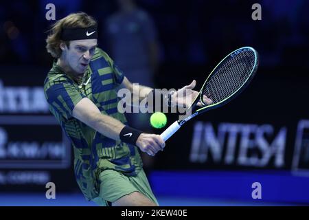 Turin, Italien, 14/11/2022, Andrey Rublev aus Russland kontrolliert den Ball während des Round Robin Red Group Einzelspieles zwischen Daniil Medwedew aus Russland und Andrey Rublev aus Russland am zweiten Tag des Nitto ATP World Tour Finals in Pala Alpitour am 14. November 2022 in Turin, Italien Stockfoto