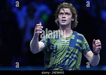 Turin, Italien, 14/11/2022, Andrey Rublev aus Russland feiert am zweiten Tag des Nitto ATP World Tour Finals in Pala Alpitour am 14. November 2022 in Turin, Italien, nach dem Gewinn des Round Robin Red Group Einzelmatches zwischen Daniil Medvedev aus Russland und Andrey Rublev aus Russland Stockfoto