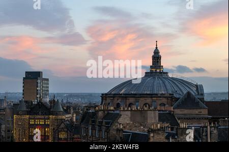 Edinburgh, Schottland, Großbritannien, 14.. November 2022. UK Wetter: Sonnenuntergang über dem Stadtzentrum. Über dem Kuppeldach der McEwan Hall mit Teviot Row House, das in Weihnachtslichtern beleuchtet ist, taucht ein wunderschöner rosa-blauer Sonnenuntergang auf. Kredit: Sally Anderson/Alamy Live Nachrichten Stockfoto