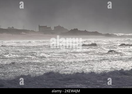 Die Klippen von Boa Nova, Leca da Palmeira, nördlich von Portugal, mitten im Nebel, an einem rauhen Seetag Stockfoto