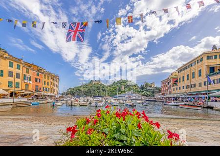 Blick über den Hafen der italienischen Küstenstadt Portofino während des Tages im Sommer Stockfoto