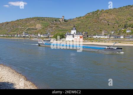 Panorama über den Rhein bei Kaub bei extrem niedrigem Wasser im Sommer 2022 Stockfoto