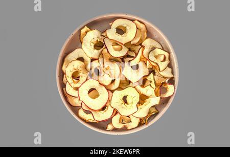 Schüssel mit hausgemachten getrockneten Bio-Apfelchips. Draufsicht Stockfoto