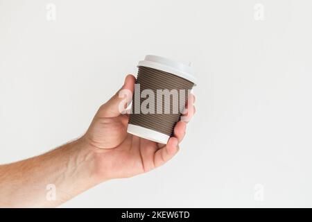 Mann Hand hält Take Away Papier Kaffeetasse Stockfoto