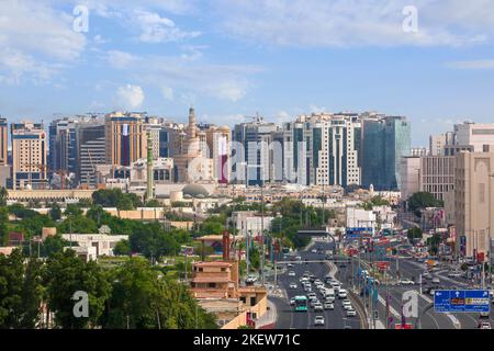 Blick auf die Skyline von Doha mit Fanar-Moschee Stockfoto