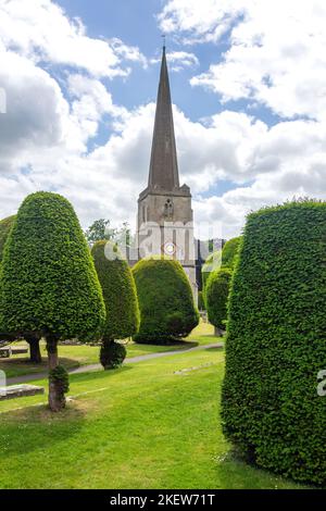 St Mary's Parish Church mit Eibenbäumen, New Street, Painswick, Gloucestershire, England, Vereinigtes Königreich Stockfoto