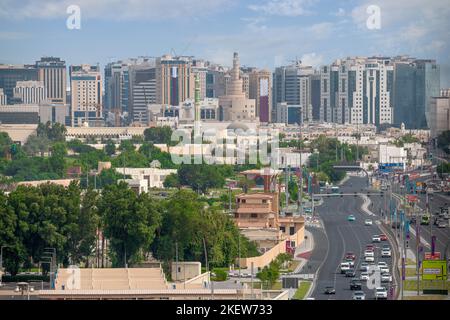 Blick auf die Skyline von Doha mit Fanar-Moschee Stockfoto