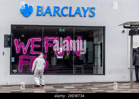 Clapham Junction, England. 14.. November 2022. Wandsworth Extinction Rebellion-Aktivisten, die sich für eine Barclays Bank-Niederlassung einsetzen. Stockfoto