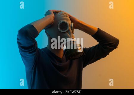 Mann in Gasmaske Farbe Hintergrund Stockfoto