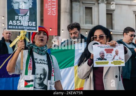 London, Großbritannien. 12.. November 2022. Bolivianische Solidaritätsaktivisten protestieren auf dem Trafalgar-Platz, um die prekäre politische Situation in Bolivien hervorzuheben, einschließlich der Gewalt gegen indigene Völker und der Gefahr eines rechten Staatsstreichs zum Sturz der Regierung von Luis Arce. Bolivien hat seit der Unabhängigkeit 1825 mehr als 190 Staatsstreiche und Revolutionen erlebt, zuletzt 2019 gegen die linke Regierung von Evo Morales. Kredit: Mark Kerrison/Alamy Live Nachrichten Stockfoto