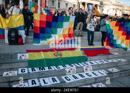 London, Großbritannien. 12.. November 2022. Bolivianische Solidaritätsaktivisten protestieren auf dem Trafalgar-Platz, um die prekäre politische Situation in Bolivien hervorzuheben, einschließlich der Gewalt gegen indigene Völker und der Gefahr eines rechten Staatsstreichs zum Sturz der Regierung von Luis Arce. Bolivien hat seit der Unabhängigkeit 1825 mehr als 190 Staatsstreiche und Revolutionen erlebt, zuletzt 2019 gegen die linke Regierung von Evo Morales. Kredit: Mark Kerrison/Alamy Live Nachrichten Stockfoto