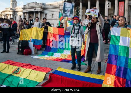 London, Großbritannien. 12.. November 2022. Bolivianische Solidaritätsaktivisten protestieren auf dem Trafalgar-Platz, um die prekäre politische Situation in Bolivien hervorzuheben, einschließlich der Gewalt gegen indigene Völker und der Gefahr eines rechten Staatsstreichs zum Sturz der Regierung von Luis Arce. Bolivien hat seit der Unabhängigkeit 1825 mehr als 190 Staatsstreiche und Revolutionen erlebt, zuletzt 2019 gegen die linke Regierung von Evo Morales. Kredit: Mark Kerrison/Alamy Live Nachrichten Stockfoto