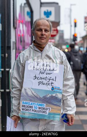 Clapham Junction, England. 14.. November 2022. Wandsworth Extinction Rebellion-Aktivisten, die sich für eine Barclays Bank-Niederlassung einsetzen. Stockfoto