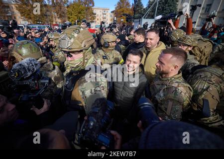 Cherson, Ukraine. 14.. November 2022. Der ukrainische Präsident Wolodymyr Zelenskyy nimmt am 14. November 2022 an einer Flaggenanhebung im Zentrum von Cherson Teil, einer Hafenstadt in der Ukraine, die kürzlich von den russischen Besatzungstruppen befreit wurde. Foto über Ukrainian Presidential Press Office/UPI Credit: UPI/Alamy Live News Stockfoto