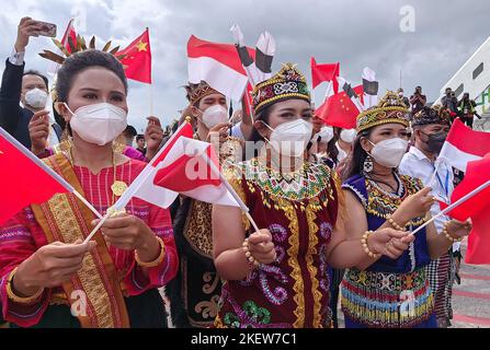 Bali, Indonesien. 14.. November 2022. Der chinesische Präsident Xi Jinping wird von Tänzern begrüßt, als er zum Gipfel G20 am Ngurah Rai International Airport in Denpasar auf der indonesischen Ferieninsel Bali ankommt. Am Montag, den 14. November 2022. Foto: Pressestelle des chinesischen Außenministeriums/UPI Kredit: UPI/Alamy Live News Stockfoto