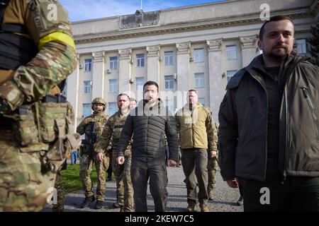 Cherson, Ukraine. 14.. November 2022. Der ukrainische Präsident Wolodymyr Zelenskyy nimmt am 14. November 2022 an einer Flaggenanhebung im Zentrum von Cherson Teil, einer Hafenstadt in der Ukraine, die kürzlich von den russischen Besatzungstruppen befreit wurde. Foto über Ukrainian Presidential Press Office/UPI Credit: UPI/Alamy Live News Stockfoto