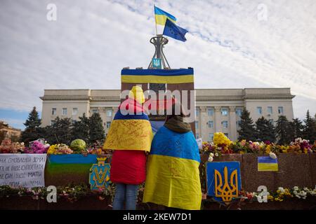 Cherson, Ukraine. 14.. November 2022. Der ukrainische Präsident Wolodymyr Zelenskyy nimmt am 14. November 2022 an einer Flaggenanhebung im Zentrum von Cherson Teil, einer Hafenstadt in der Ukraine, die kürzlich von den russischen Besatzungstruppen befreit wurde. Foto über Ukrainian Presidential Press Office/UPI Credit: UPI/Alamy Live News Stockfoto