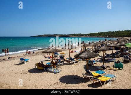 Cala Millor, Palma de Mallorca - Spanien - 20. September 2022.Blick auf den Strand im Sommer von der Promenade Stockfoto