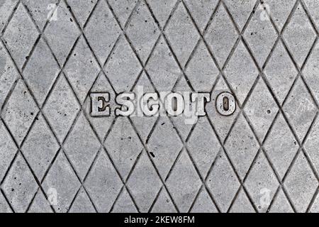 Metallische Oberfläche für den Zugang zum Hydrauliksystem mit portugiesischem Wort für ABWASSER (Esgoto) Stockfoto