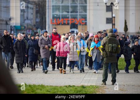 Cherson, Ukraine. 14.. November 2022. Nach der Befreiung ihrer Stadt von der russischen Besatzung am 14. November 2022 in Cherson, Ukraine, treffen sich die Anwohner zum ukrainischen Präsidenten Wolodymyr Zelenskyy. Zelenskyy besuchte die Stadt, die von der russischen Besatzung zurückgeholt wurde, in einem Schlag gegen Präsident Wladimir Putin. Kredit: Ukrainische Präsidentschaft/Ukrainische Presidential Press Office/Alamy Live Nachrichten Stockfoto