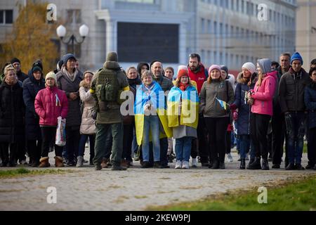 Cherson, Ukraine. 14.. November 2022. Nach der Befreiung ihrer Stadt von der russischen Besatzung am 14. November 2022 in Cherson, Ukraine, treffen sich die Anwohner zum ukrainischen Präsidenten Wolodymyr Zelenskyy. Zelenskyy besuchte die Stadt, die von der russischen Besatzung zurückgeholt wurde, in einem Schlag gegen Präsident Wladimir Putin. Kredit: Ukrainische Präsidentschaft/Ukrainische Presidential Press Office/Alamy Live Nachrichten Stockfoto