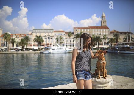 Frau mit Podenco-Mongrel Stockfoto